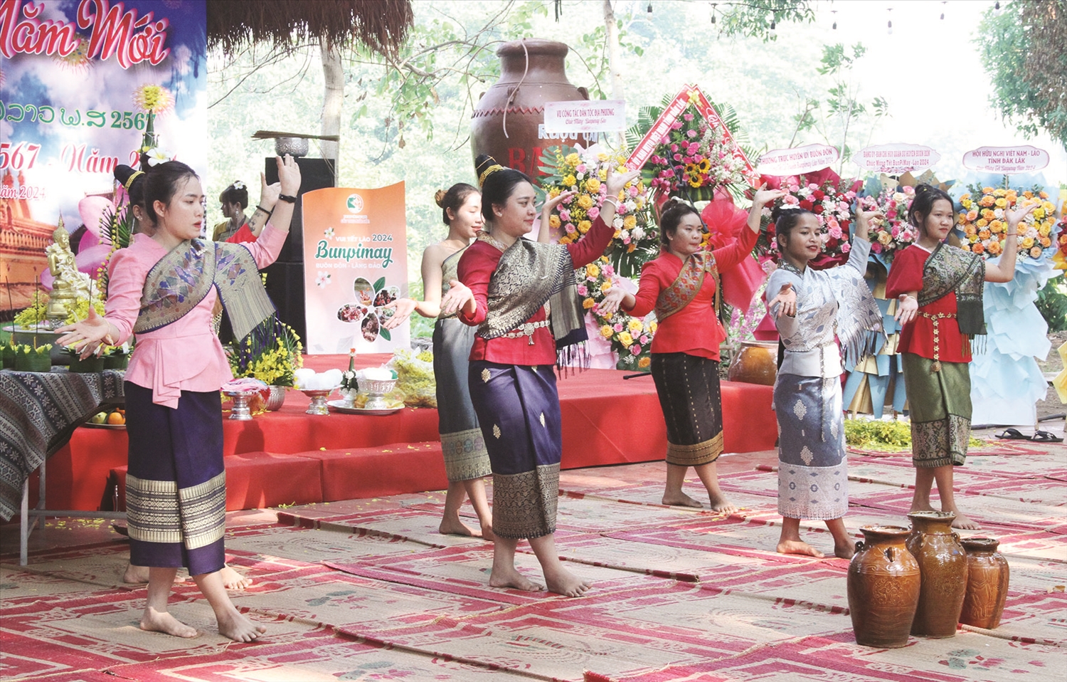 Các cô gái Lào say sưa trong điệu múa lăm vông