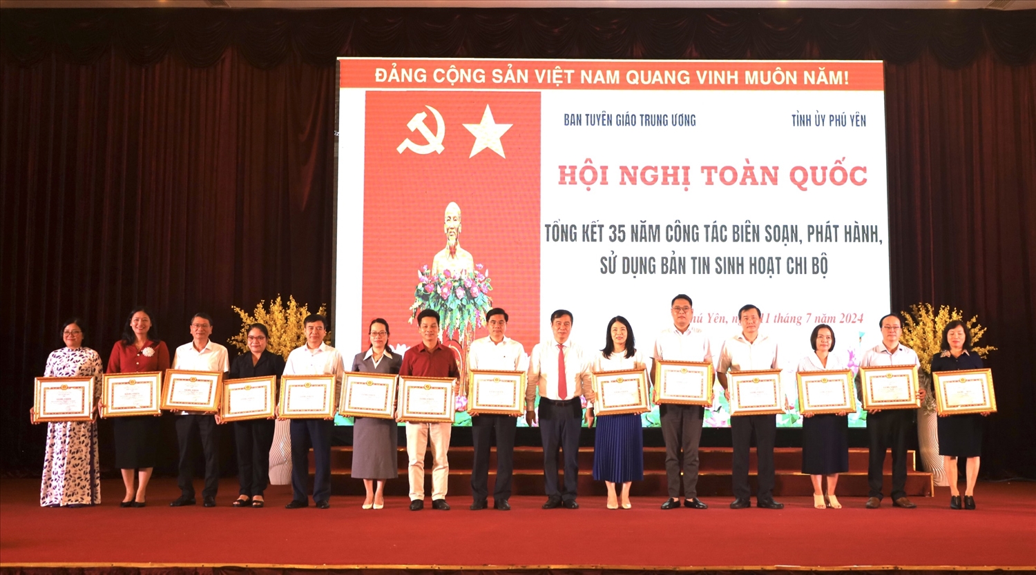 Lãnh đạo ban tuyên giáo Trung ương tặng bằng khen cho các tập thể, cá nhân có thành tích xuất sắc trong công tác biên soạn, phát hành, sử dụng bản tin phục vụ sinh hoạt chi bộ