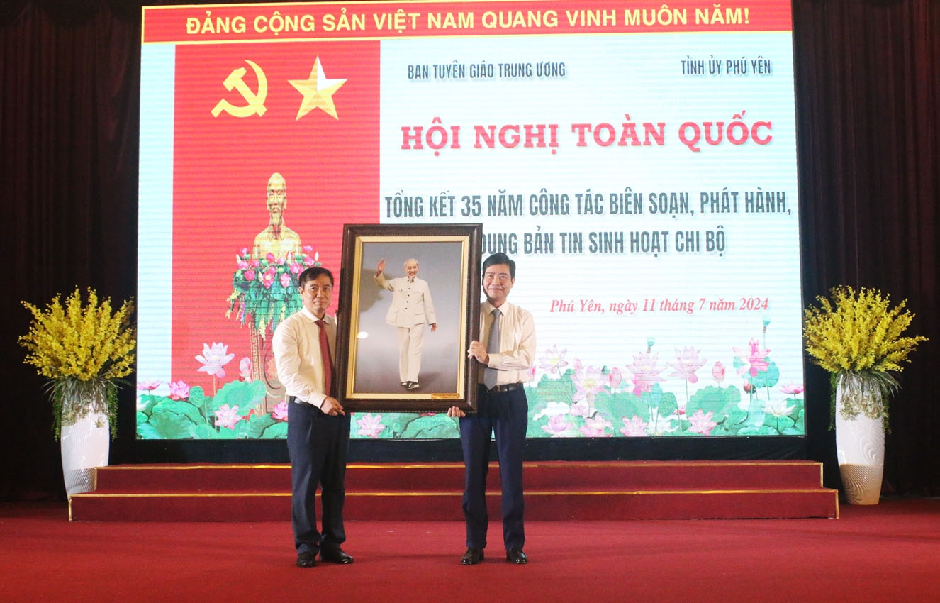 Ông Phan Xuân Thủy - Phó Trưởng Ban Tuyên giáo Trung ương tặng quà lưu niệm cho UBND tỉnh Phú Yên