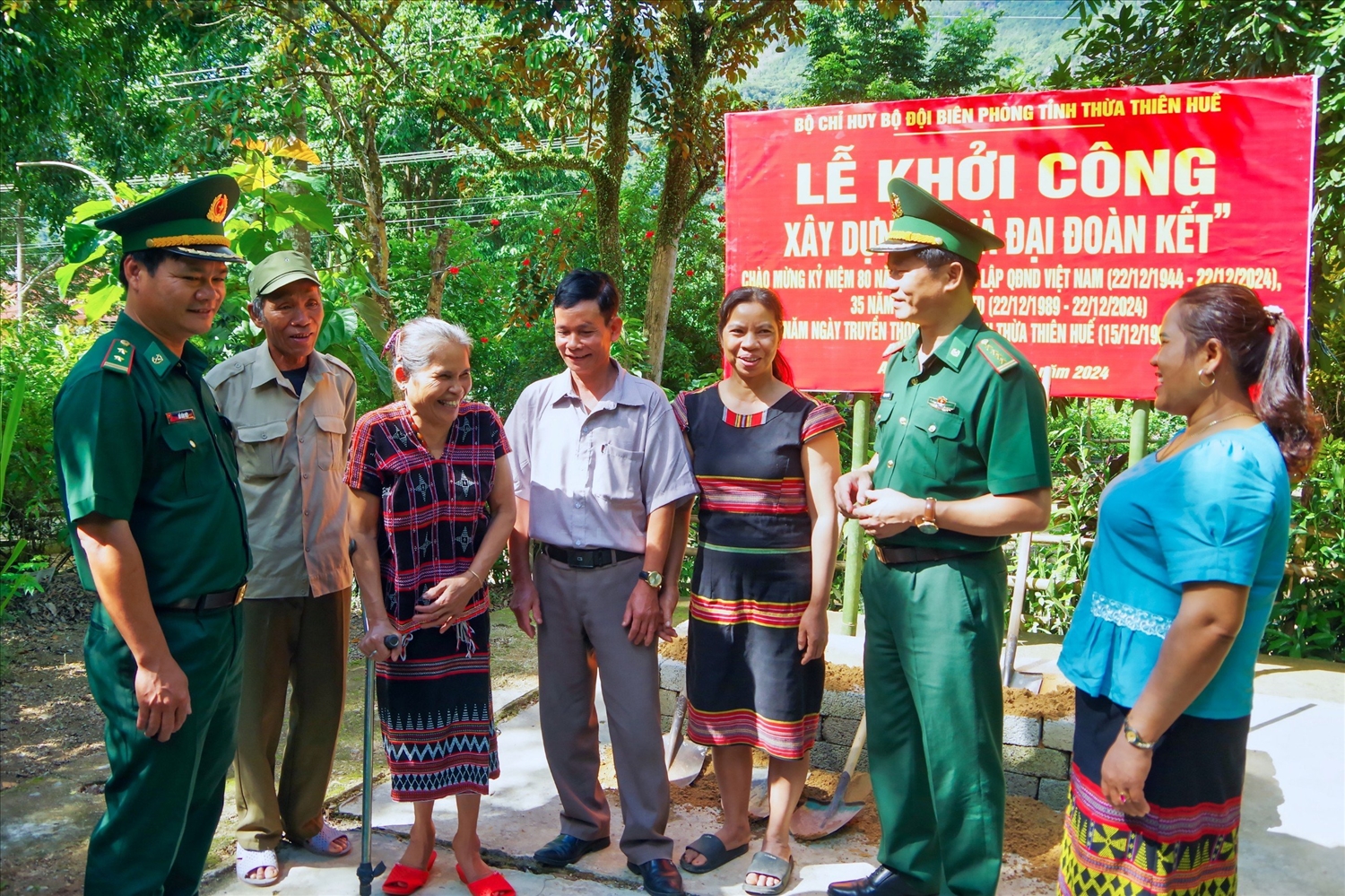 Lãnh đạo Bộ chỉ huy BĐBP tỉnh Thừa Thiên Huế và chính quyền địa phương thăm hỏi, động viên người dân