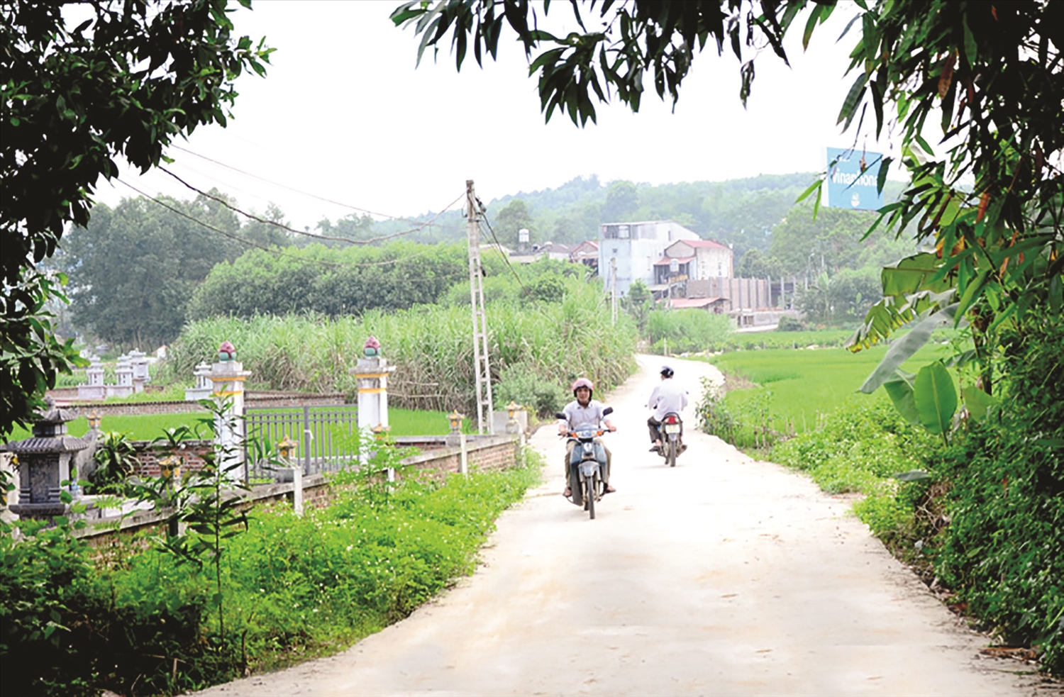 Tuyến đường bê tông ở xã Kim Phú được mở rộng giúp cho các phương tiện giao thông đi lại thuận tiện. Ảnh tư liệu