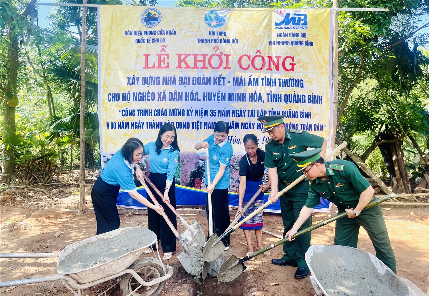 Các đại biểu thực hiện nghi thức khởi công nhà 