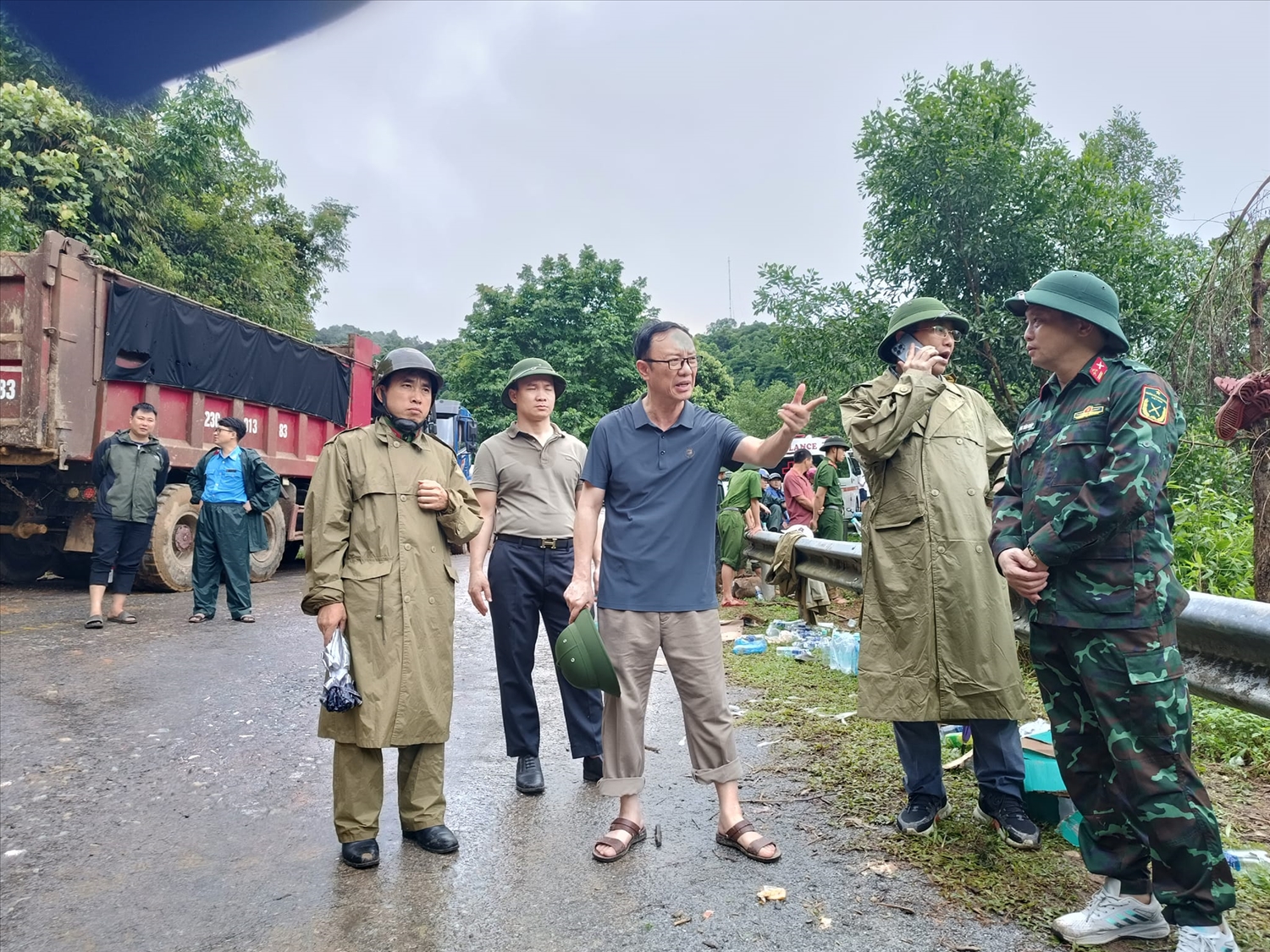 Phó Chủ tịch HĐND tỉnh Hà Giang Thào Hồng Sơn yêu cầu các lực lượng tham gia cứu hộ phải đảm bảo an toàn cho người tham gia tìm kiếm