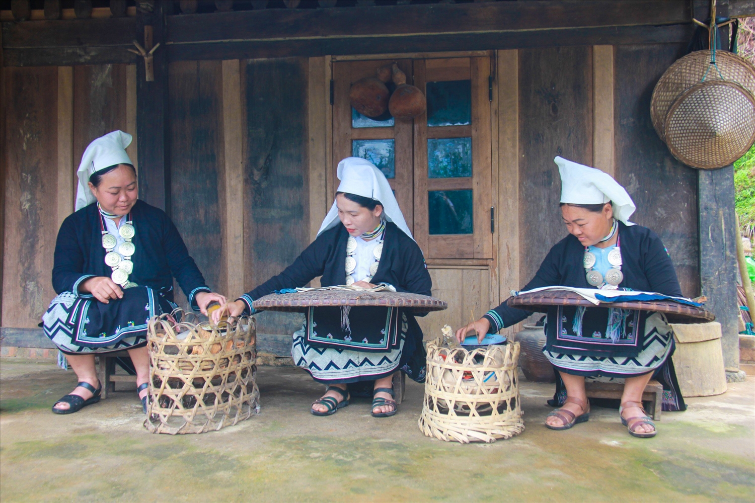 Chị em phụ nữ Dao Tiền ở Hoài Khao luôn giữ gìn nghề dệt và in sáp ong truyền thống của dân tộc