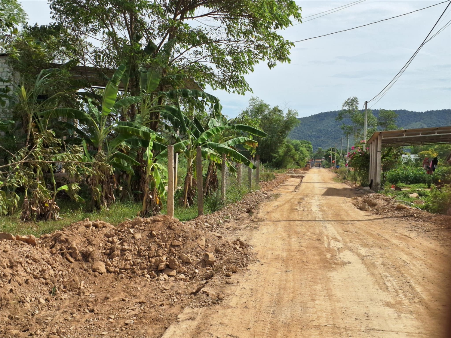 Chưa GPMB nên nhà thầu thi công không thể bóc phong hóa, đào mương thoát nước