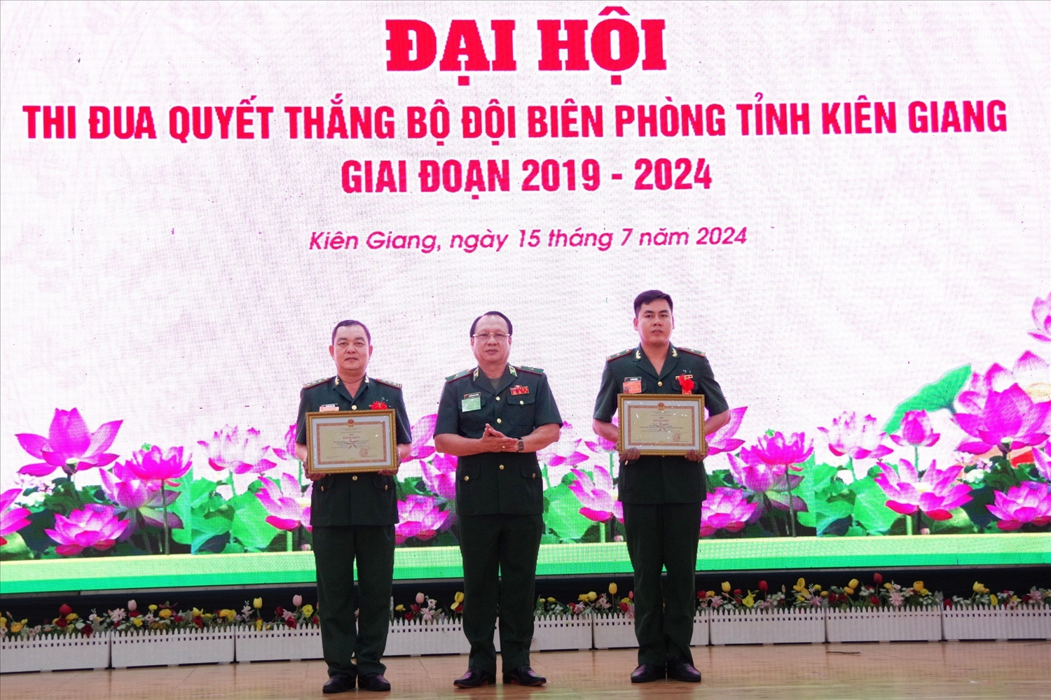 Thiếu tướng Nguyễn Hoài Phương, Phó Tư lệnh BĐBP trao bằng khen của Bộ Tư lệnh đến tập thể và cá nhân thuộc Bộ chỉ huy BĐBP tỉnh Kiên Giang 