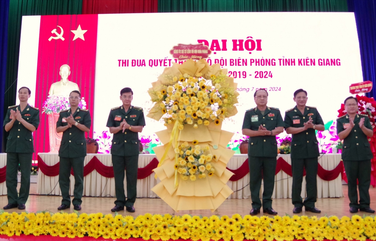 Thiếu tướng Nguyễn Hoài Phương, Đảng ủy viên, Phó Tư lệnh BĐBP tặng lẵng hoa chúc mừng Đại hội đến Đảng uỷ, Bộ chỉ huy BĐBP tỉnh Kiên Giang 