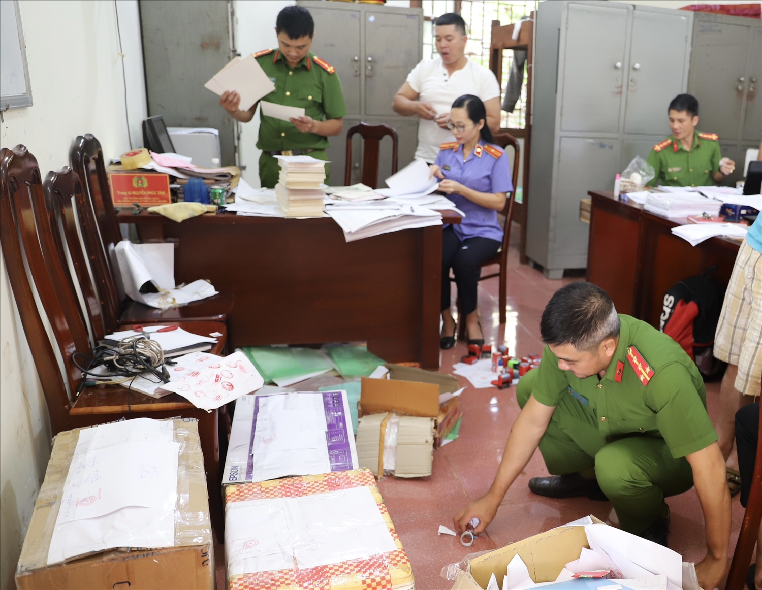 Nhiều tang vật và giấy tờ giả được lực lượng Công an Đắk Nông thu giữ từ các vụ án