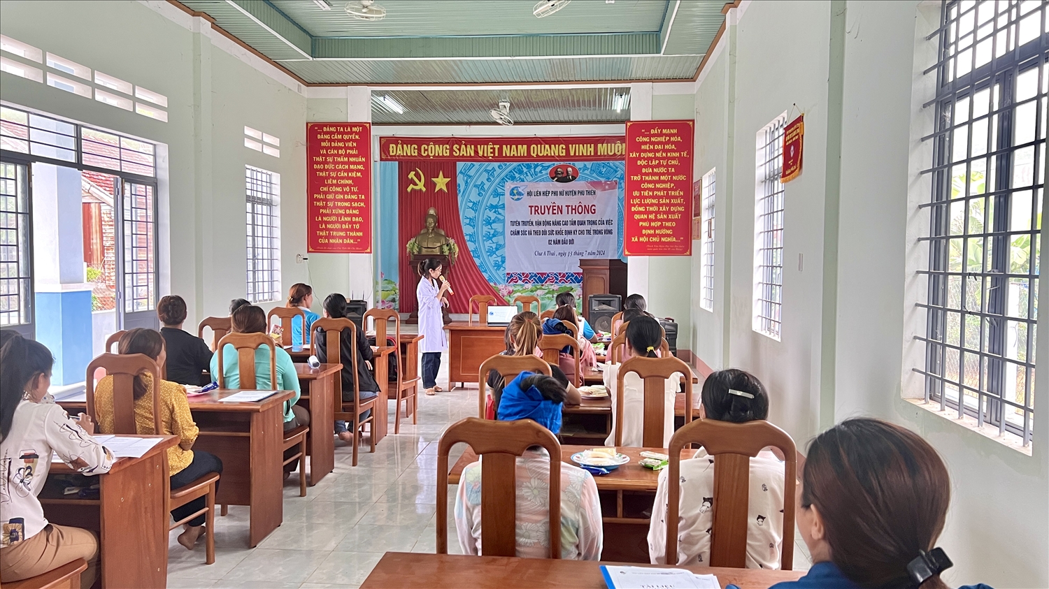 Quang cảnh buổi tuyên truyền, vận động chăm sóc sức khỏe cho trẻ em trong vòng 2 năm đầu đời