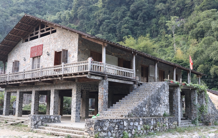 Nhà sàn đá ở làng Khuổi Ky, xã Đàm Thủy, huyện Trùng Khánh được sử dụng làm Homestay, thu hút khách du lịch đến ở lưu trú