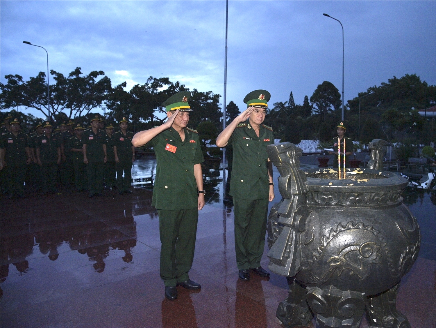 Đại tá Huỳnh Văn Đông - Chính ủy và Đại tá Võ Văn Sử - Chỉ huy trưởng Bộ chỉ huy BĐBP tỉnh Kiên Giang thực hiện nghi thức viếng nghĩa trang liệt sĩ 