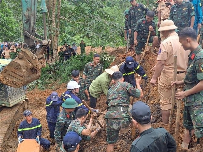 Các lực lượng chức năng khẩn trương tìm kiếm các nạn nhân đang bị vùi lấp trong vụ sạt lở tại Bắc Mê, Hà Giang. Ảnh: Đức Thọ/TTXVN