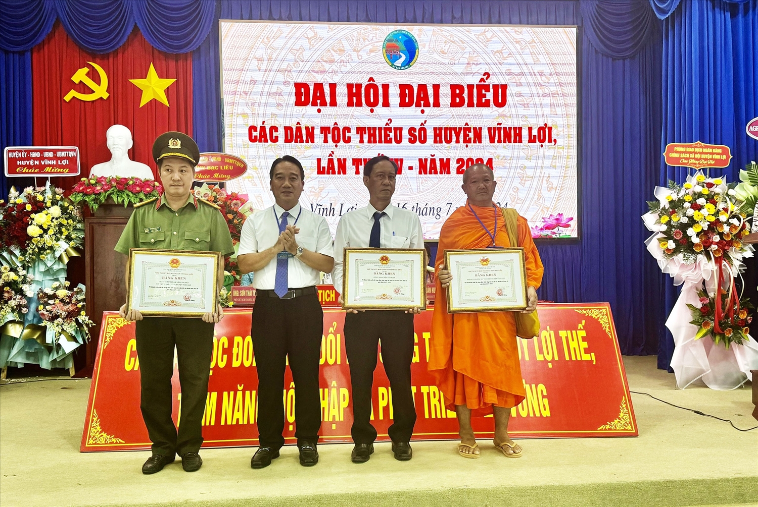 Ông Từ Minh Phúc - Giám đốc Sở Nội vụ, trao Bằng khen của Chủ tịch UBND tỉnh Bạc Liêu đến các tập thể