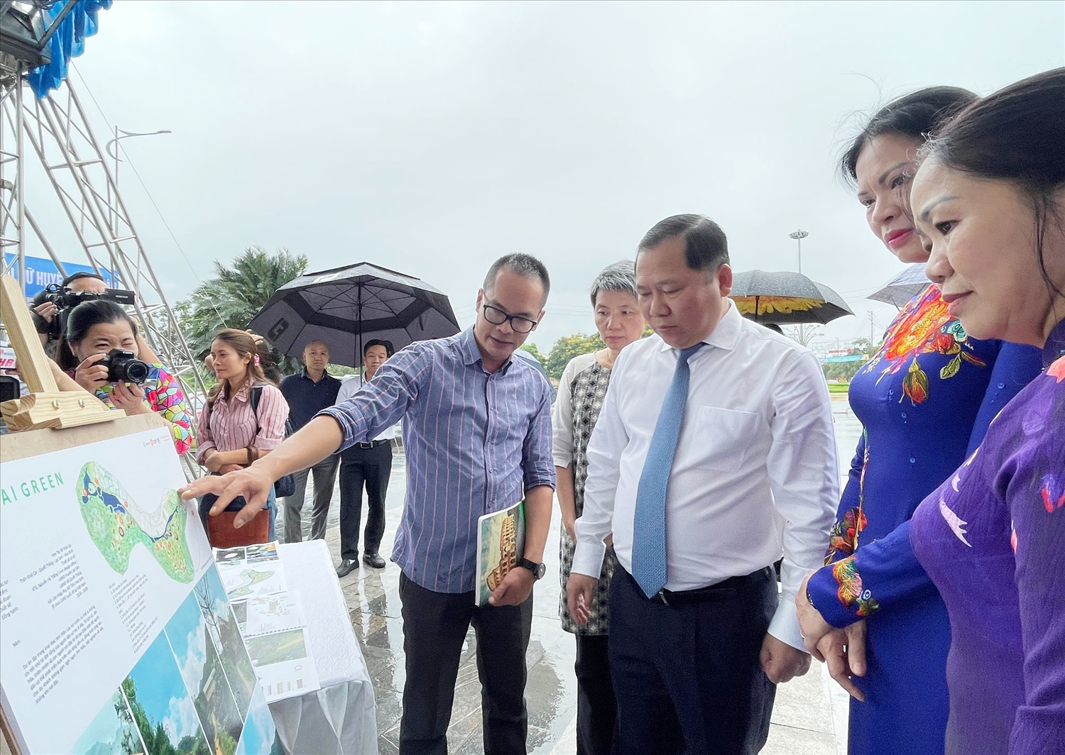 Bí thư Tỉnh ủy Hòa Bình Nguyễn Phi Long (áo trắng) và Chủ tịch Hội LHPN Việt Nam Hà Thị Nga (thứ hai từ phải qua) tham dự sự kiện, nghe chuyên gia giới thiệu các dự án phát triển tổ chức CARE quốc tế tại Việt Nam