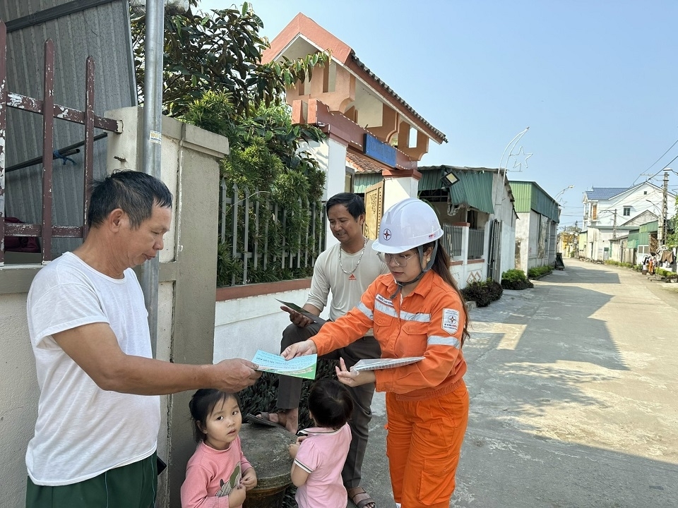 Ngành Điện Hà Tĩnh tuyên truyền tới người dân các văn bản quy phạm pháp luật về an toàn điện