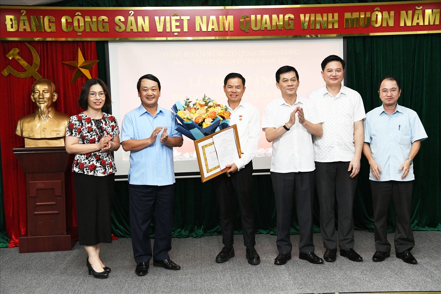 Bí thư Ban Cán sự Đảng, Bộ trưởng, Chủ nhiệm UBDT Hầu A Lềnh cùng các đại biểu tham dự buổi Lễ tặng hoa chúc mừng đồng chí Hoàng Văn Xô