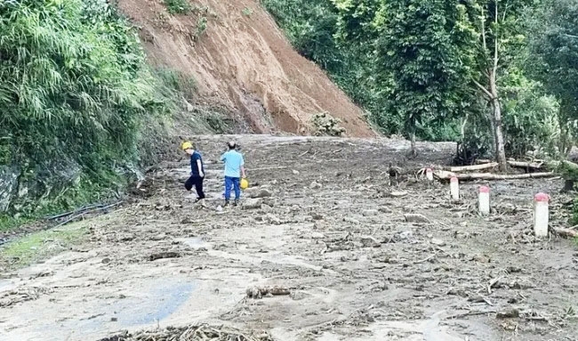 Mưa lớn kéo dài trong nhiều ngày qua đã gây thiệt hại nặng nề kết cấu hạ tầng giao thông tại các tuyến quốc lộ trên địa bàn tỉnh Lai Châu