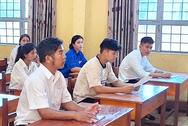 Thí sinh Rơ Châm Ui (đầu tiên, bên trái), là giáo viên văn hóa Trường tiểu học Bùi Thị Xuân, đã đạt tốt nghiệp với trung bình 6,4 điểm