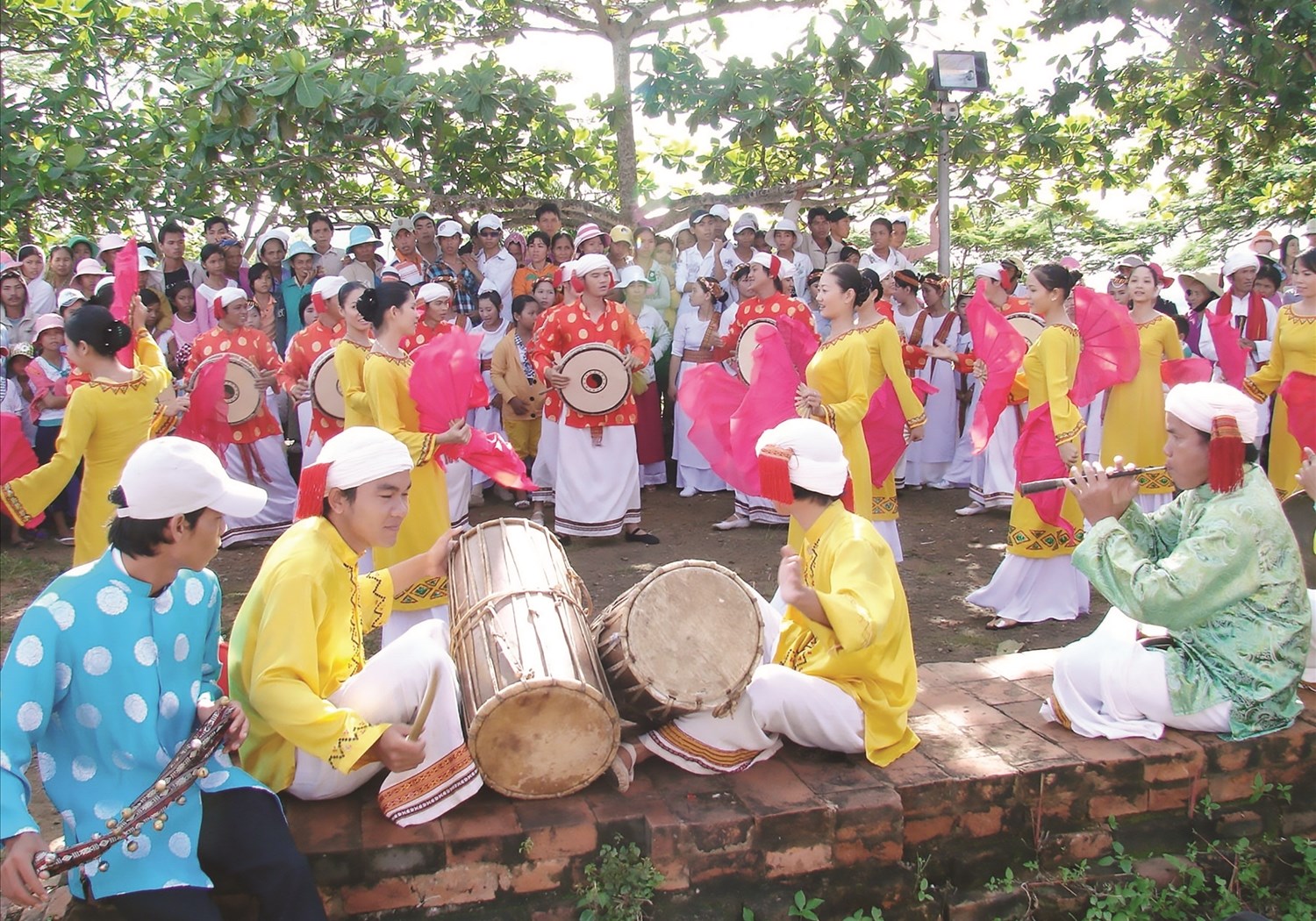 Biểu diễn nhạc cụ truyền thống trong Lễ hội Katê tại tháp Pô Sah Inư