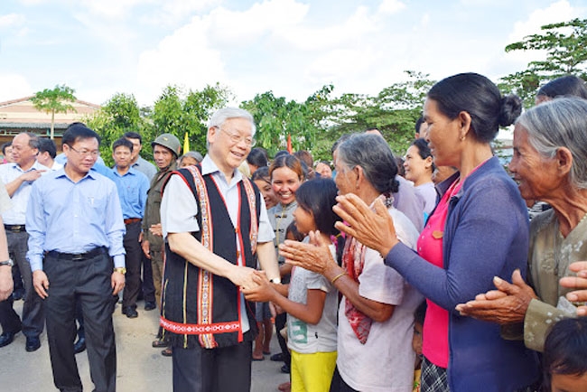 Tổng Bí thư Nguyễn Phú Trọng đến thăm nhân dân thôn Kon Rờ Bàng 2, xã Vinh Quang, thành phố Kon Tum chiều 13/4/2017