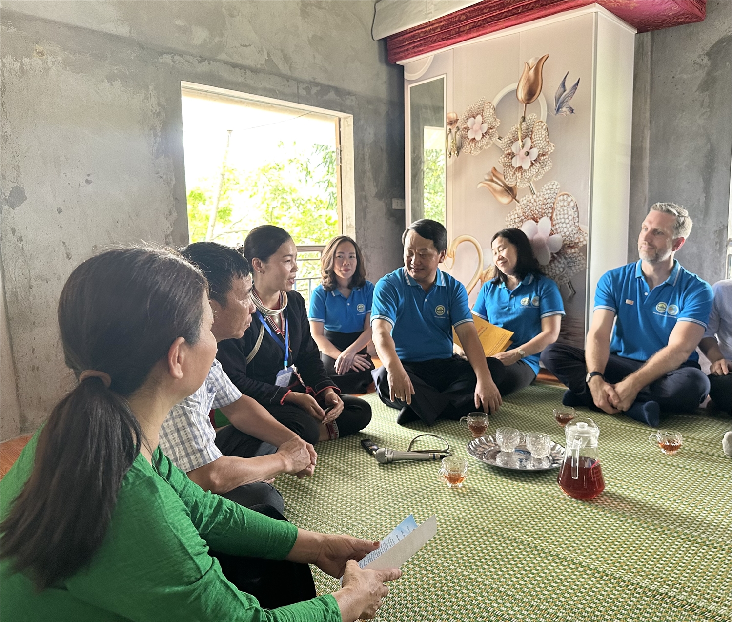 Ông Matt Jackson, Trưởng đại diện Quỹ Dân số Liên Hợp Quốc (UNFPA) tại Việt Nam cùng Bộ trưởng, Chủ nhiệm Ủy ban Dân tộc Hầu A Lềnh thăm hỏi, động viên hộ gia đình DTTS thuộc đối tượng điều tra, thu thập thông tin thực trạng KT-XH 53 DTTS năm 2024