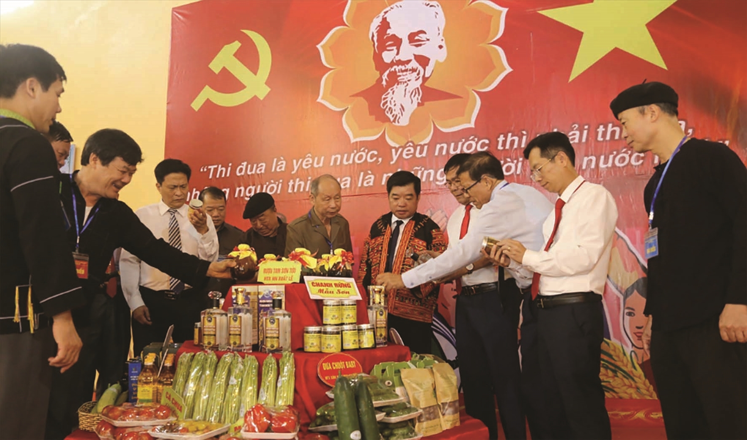 Các đại biểu tham dự Đại hội đại biểu các DTTS huyện Cao Lộc, tỉnh Lạng Sơn tham quan gian hàng đặc sản của địa phương