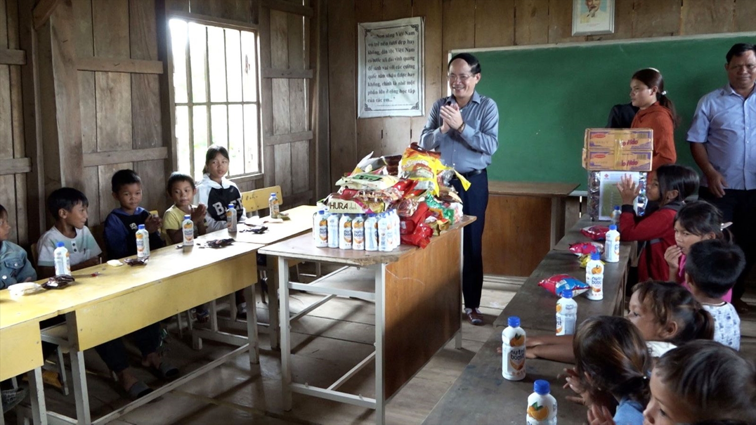 Chủ tịch UBND tỉnh Bình Định Phạm Anh Tuấn tặng quà cho các em học sinh làng O2