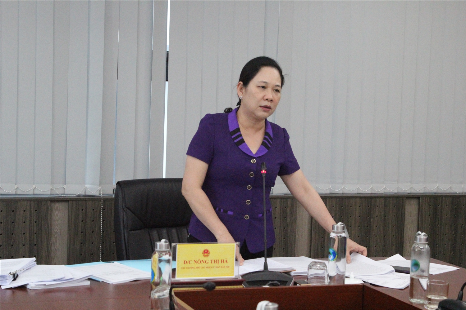 Thứ trưởng, Phó Chủ nhiệm Nông Thị Hà chủ trì cuộc họp
