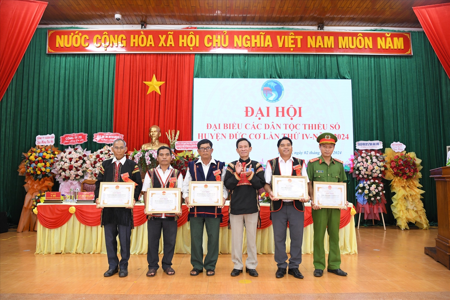 Trưởng Ban Dân tộc tỉnh Gia Lai đã tặng Giấy khen cho các tập thể có nhiều thành tích xuất sắc trong các phong trào thi đua yêu nước, giữ gìn bản sắc văn hóa và đoàn kết các dân tộc