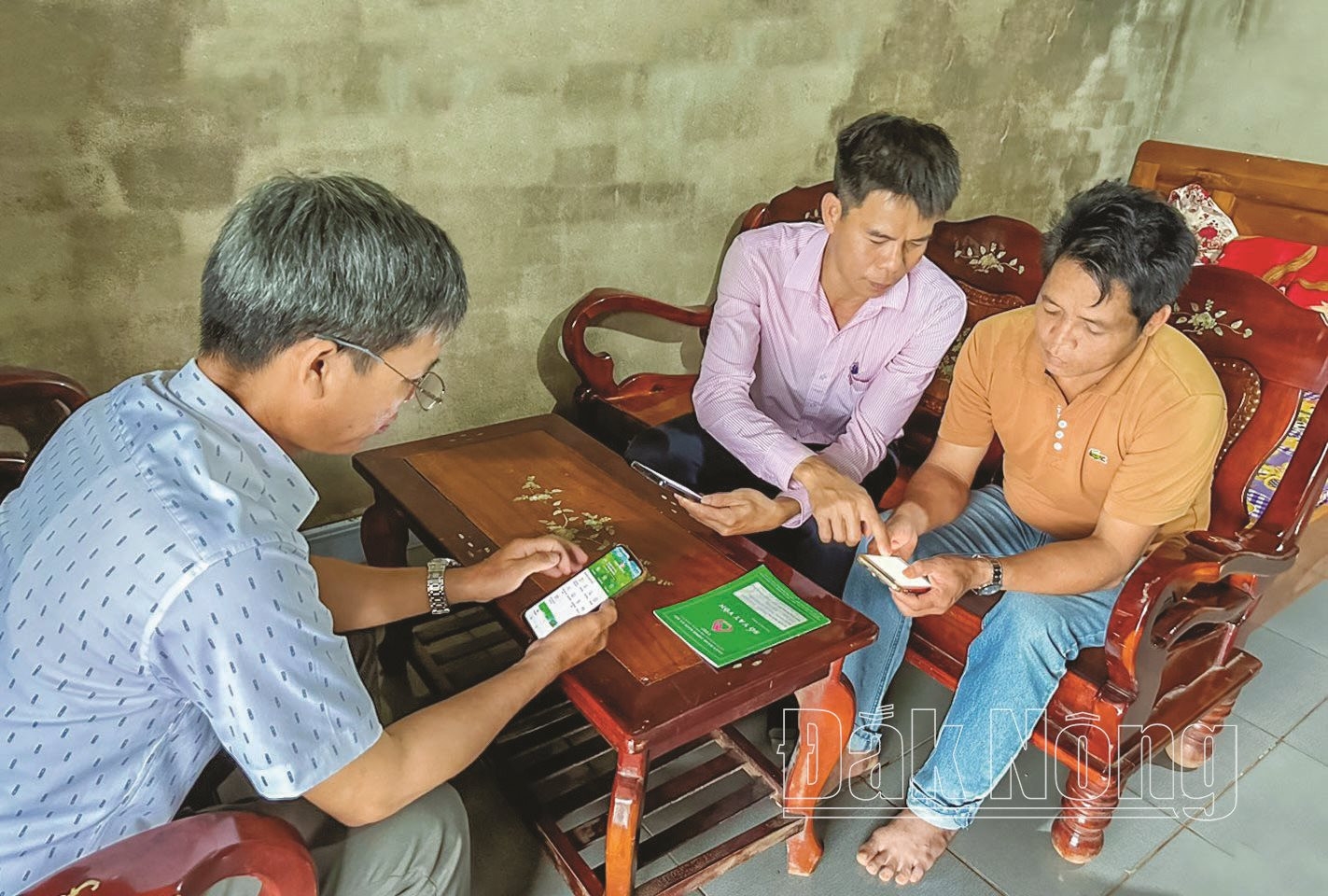 Người dân thôn 15, xã Đắk Wer, huyện Đắk R’lấp được hỗ trợ cài đặt ứng dụng giáo dục tài chính, nhằm giúp người nghèo và các đối tượng chính sách tiếp cận thông tin về tài chính, chính sách vay vốn và các sản phẩm dịch vụ của Chi nhánh Ngân hàng Chính sách xã hội Đắk Nông thông qua ứng dụng trên điện thoại