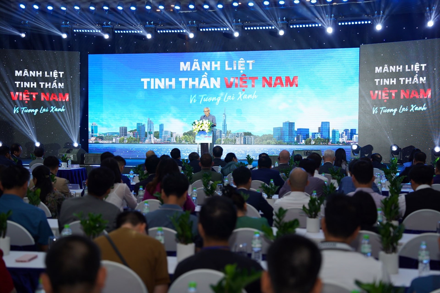 Theo nhận định, VinFast đóng vai trò tiên phong trong việc thúc đẩy quá trình “xanh hóa” giao thông tại Việt Nam.