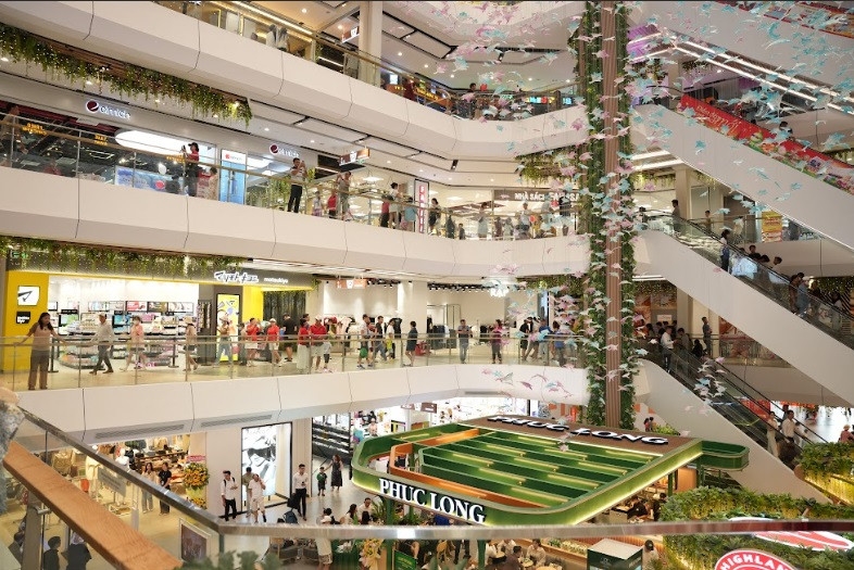 Vincom Mega Mall Grand Park với chủ đề “Park in mall” là điểm đến vui chơi, giải trí của các đông đảo cư dân và du khách