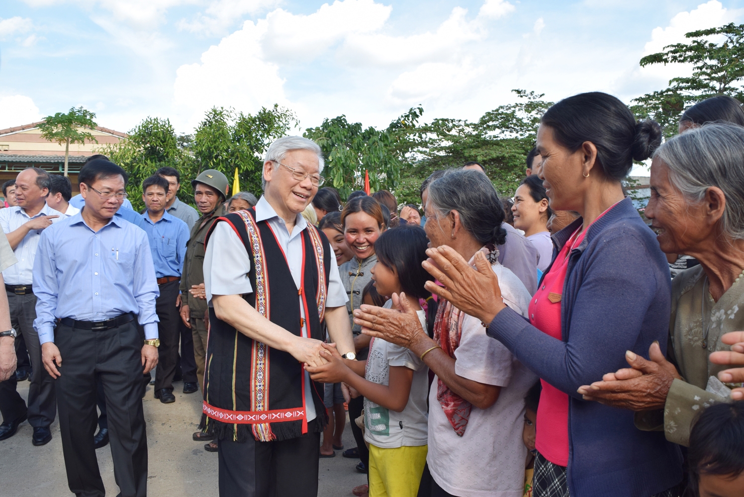 Tổng Bí thư Nguyễn Phú Trọng thăm bà con làng Kon Rờ Bàng 2, xã Vinh Quang, Tp. Kon Tum trong chuyến về thăm và làm việc tại tỉnh Kon Tum (tháng 4/2017)