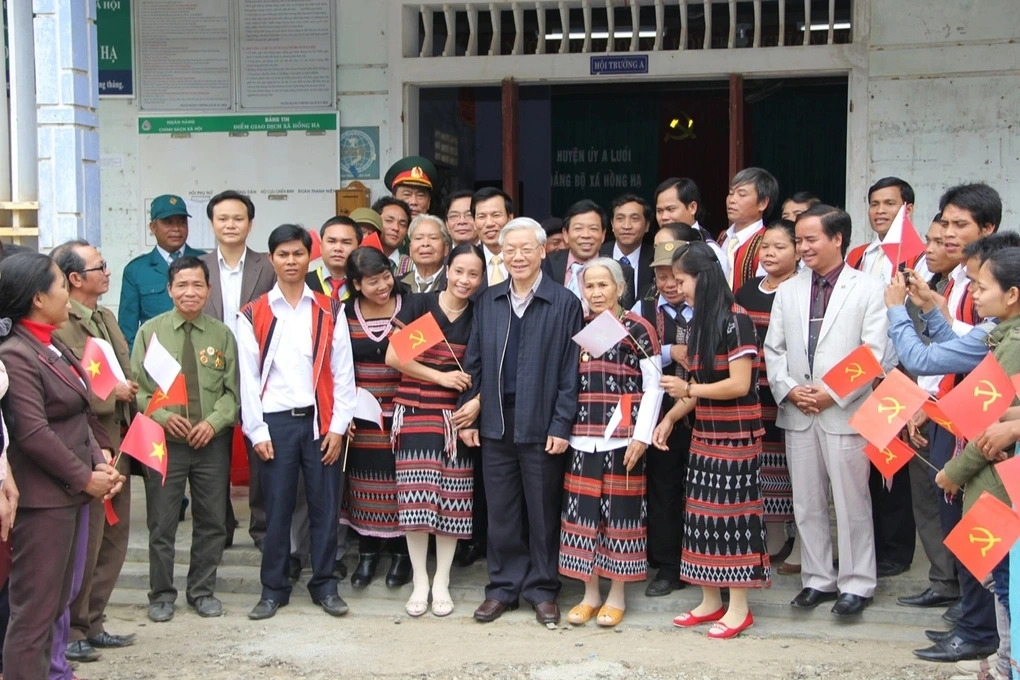 Tổng Bí thư Nguyễn Phú Trọng chụp ảnh lưu niệm với cán bộ, nhân dân xã Hồng Hạ nhân chuyến thăm, làm việc tại đây năm 2014 (Ảnh: Chủ tịch huyện A Lưới cung cấp).