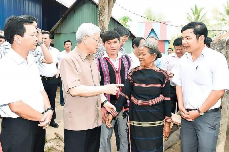 Tổng Bí thư Nguyễn Phú Trọng trong lần đến thăm bà con xã Ayun, huyện Chư Sê, tỉnh Gia Lai năm 2017.