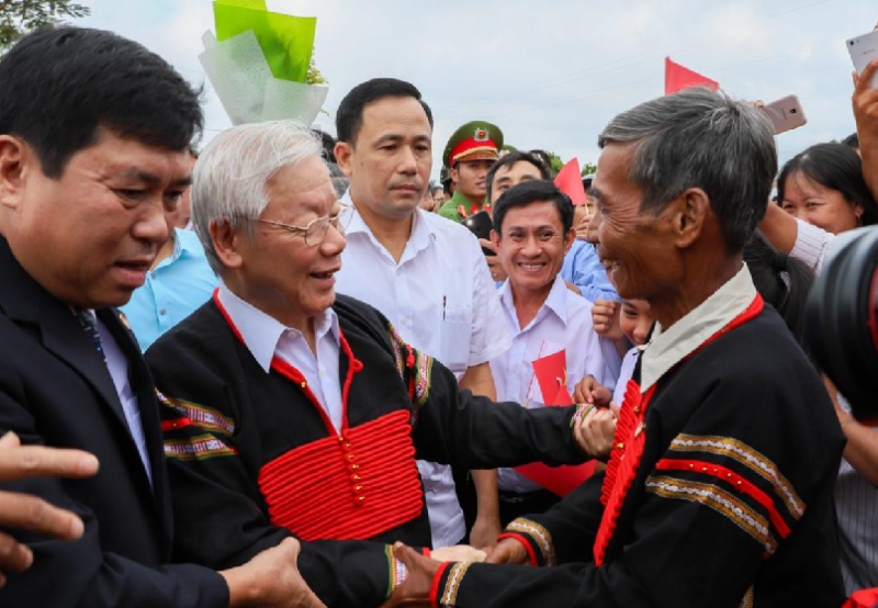 Người dân Đắk Lắk chào đón Tổng Bí thư Nguyễn Phú Trọng khi đồng chí đến thăm và làm việc tại Đắk Lắk.