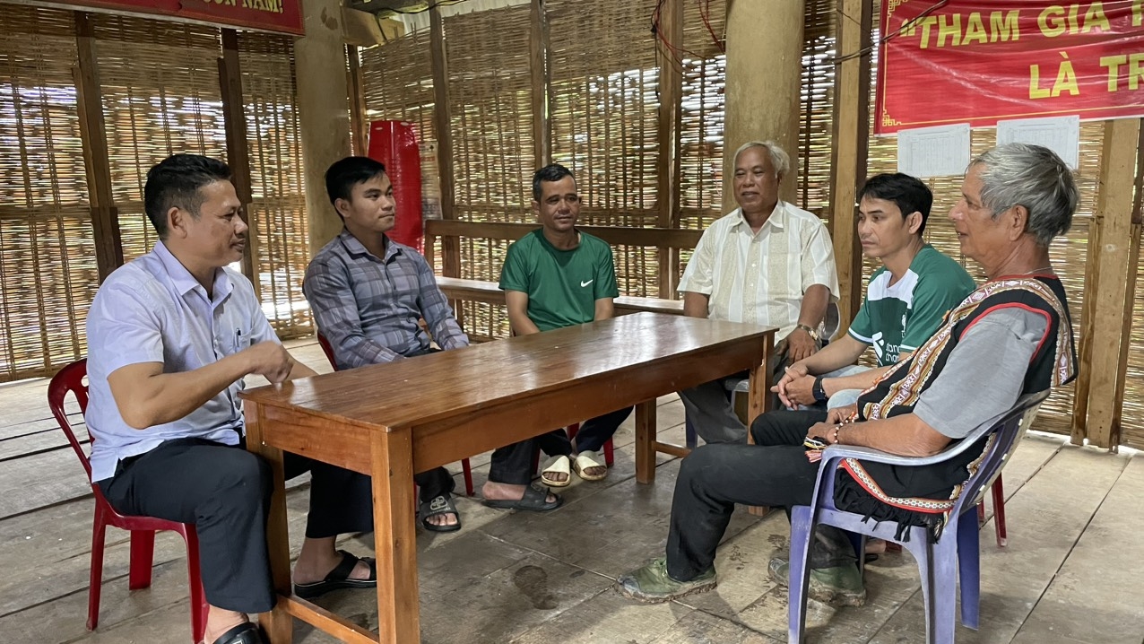 Đồng bào Ba Na ở làng Đăk Mút, xã Đăk Mar, huyện Đăk Hà ôn lại những lời căn dặn của Tổng Bí thư Nguyễn Phú Trọng khi về thăm làng