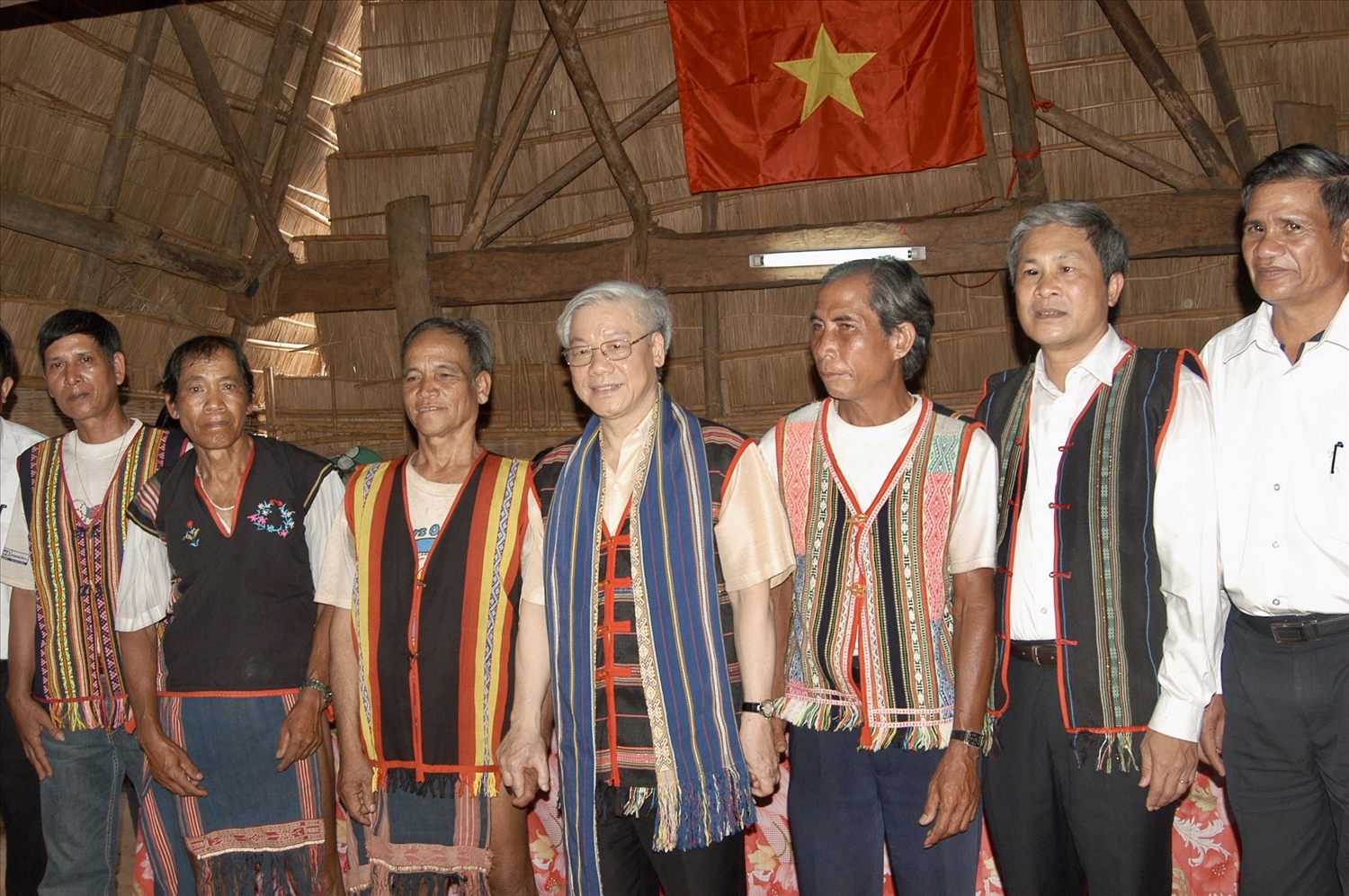 Tổng Bí thư Nguyễn Phú Trọng chụp ảnh cùng bà con làng Đăk Mút, xã Đăk Mar, huyện Đăk Hà (năm 2011)