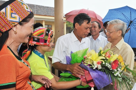 Lãnh đạo, Nhân dân xã Môn Sơn, huyện Con Cuông vui mừng đón tiếp, tặng hoa chúc mừng Tổng Bí thư Nguyễn Phú Trọng đến thăm xã ngày 5/9/2012. Ảnh: Sỹ Minh