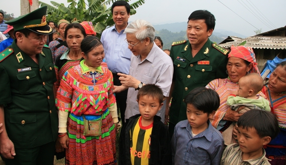 Tổng Bí thư Nguyễn Phú Trọng ân cần thăm hỏi đồng bào Mông ở xã Trung Lý, huyện Mường Lát