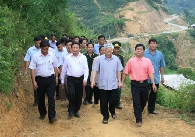 Tổng Bí thư Nguyễn Phú Trọng cùng đoàn công tác đến thăm cán bộ, nhân dân huyện vùng cao biên giới Mường Lát.