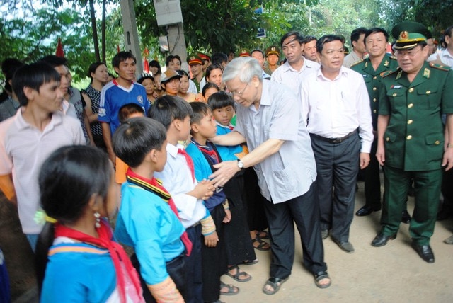 Tổng Bí thư Nguyễn Phú Trọng động viên các cháu học sinh huyện vùng cao, biên giới Mường Lát.