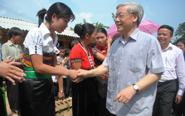 Tổng Bí thư ân cần thăm hỏi, chia sẻ, động viên các thầy cô giáo cắm bản ở huyện Mường Lát.