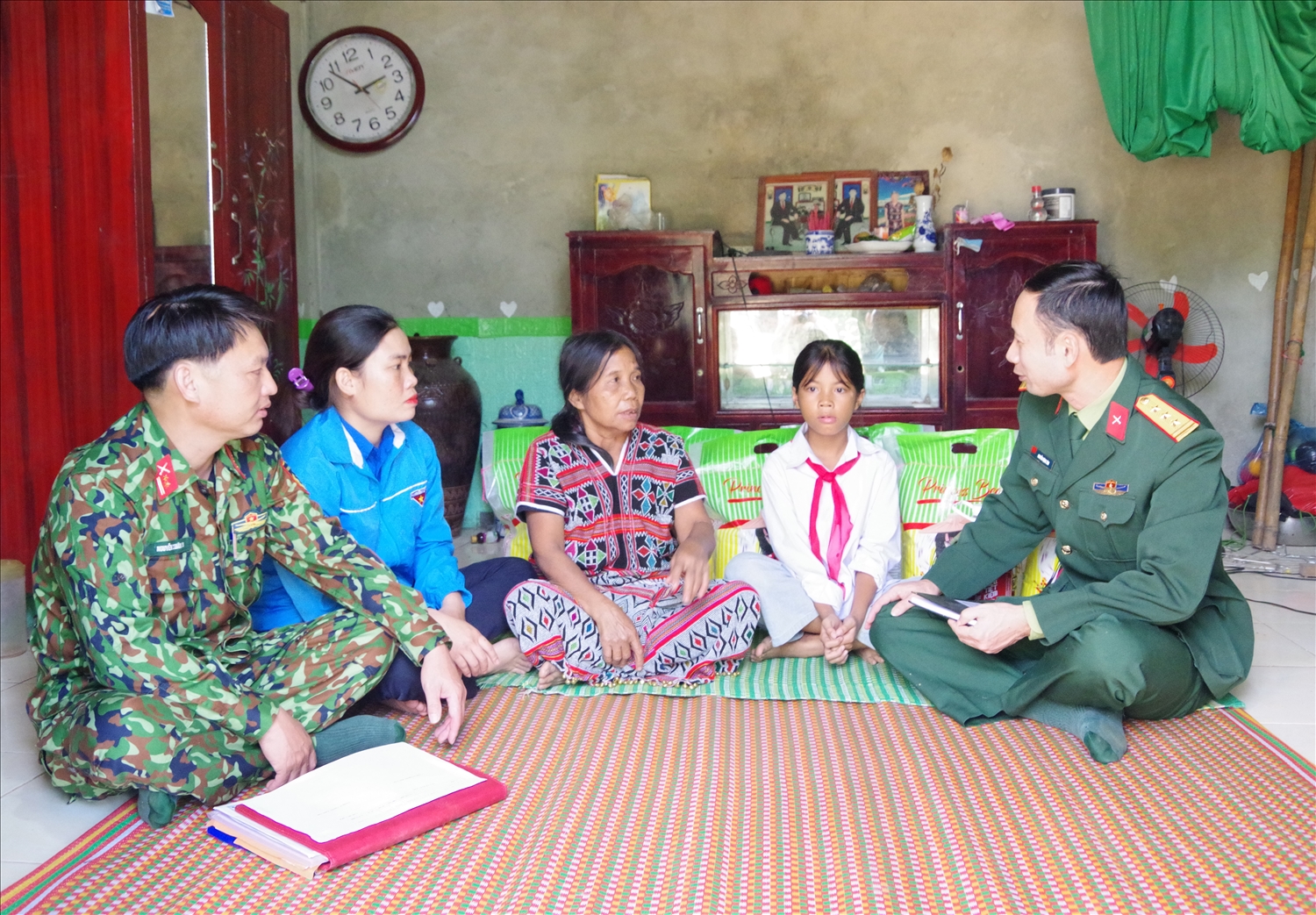 Cán bộ, nhân viên Đoàn 92 trò chuyện, tuyên truyền cho bà con Nhân dân trên địa bàn.