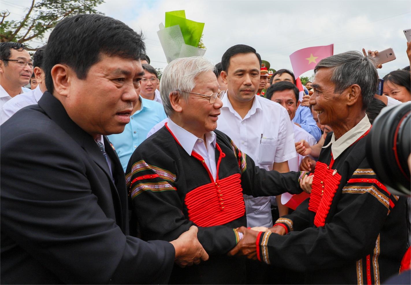 Tổng Bí thư, Chủ tịch nước Nguyễn Phú Trọng tham dự Ngày hội Đại đoàn kết toàn dân tộc xã Dur Kmăl, huyện Krông Ana, tỉnh Đắk Lắk năm 2018 - Ảnh: N.Gia