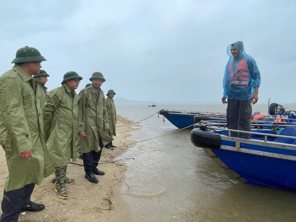 Phó Chủ tịch Thường trực UBND tỉnh Quảng Ninh Vũ Văn Diện kiểm tra công tác chống bão số 2 tại bến Mũi Ngọc, phường Bình Ngọc, TP Móng Cái