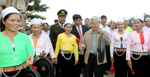 Tổng bí thư Nguyễn Phú Trọng với đồng bào dân tộc xã Bắc Sơn, Kim Bôi, Hòa Bình Ảnh: Trí Dũng