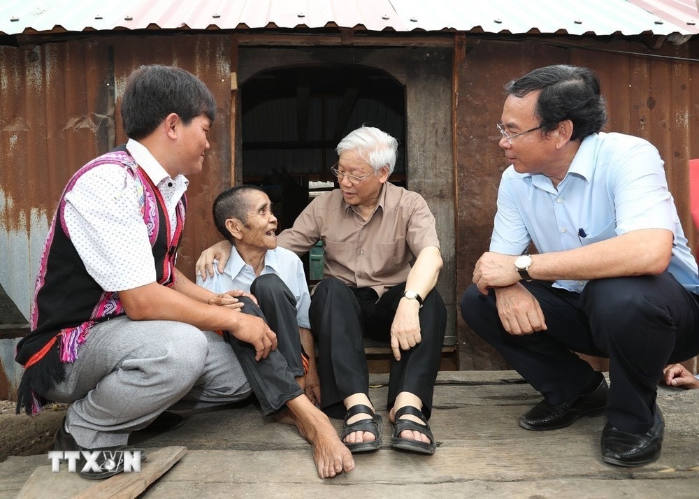 Tổng Bí thư Nguyễn Phú Trọng thăm, tặng quà gia đình thương binh Đinh Phi, hộ gia đình chính sách có hoàn cảnh đặc biệt khó khăn ở làng Tung Ke 2, xã Ayun, huyện Chư Sê, tỉnh Gia Lai, chiều 12/4/2017. (Ảnh: Trí Dũng/TTXVN)