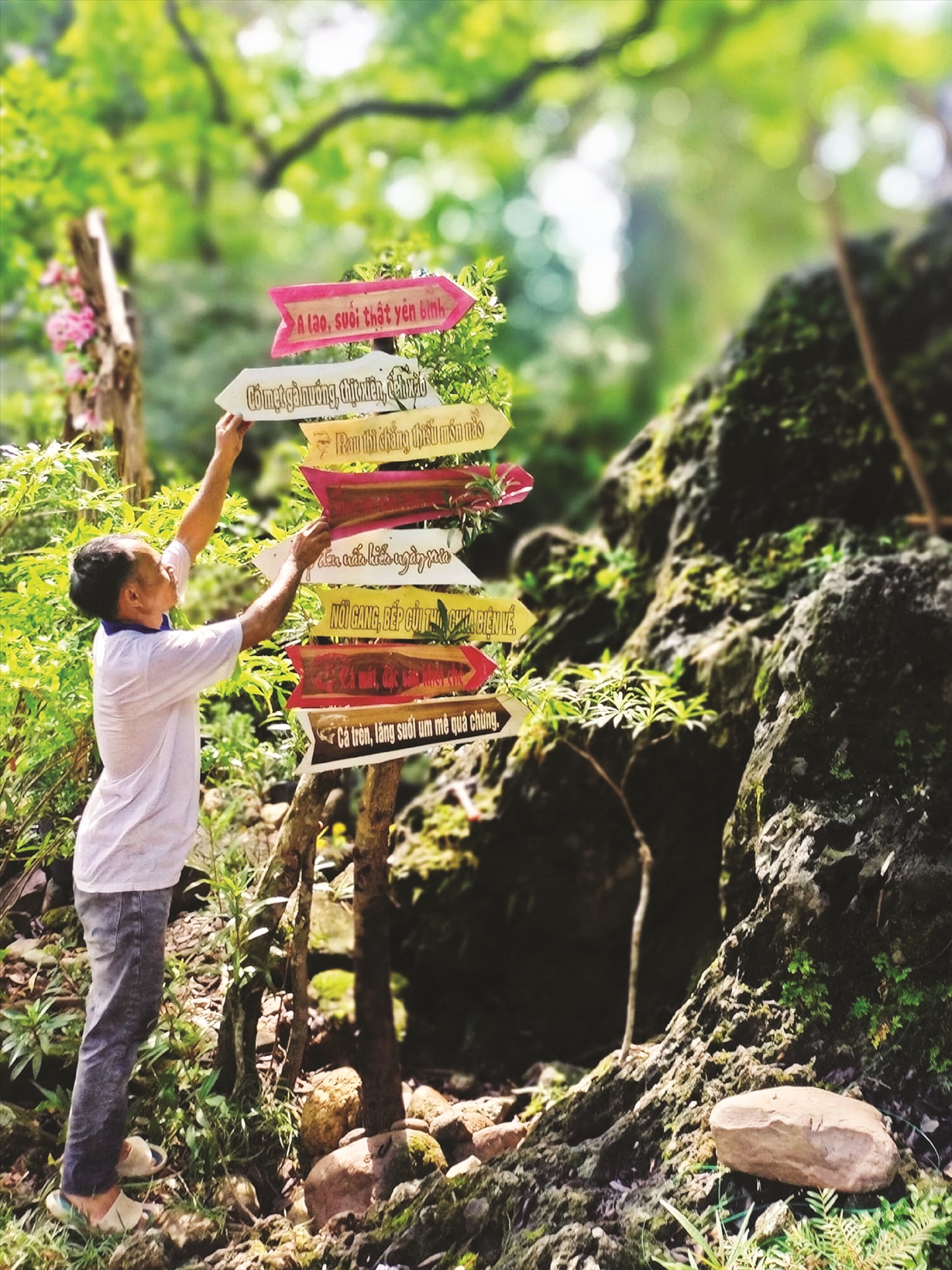 Đồng bào Bru Vân Kiều trang trí biển chỉ dẫn vào suối A Lao.