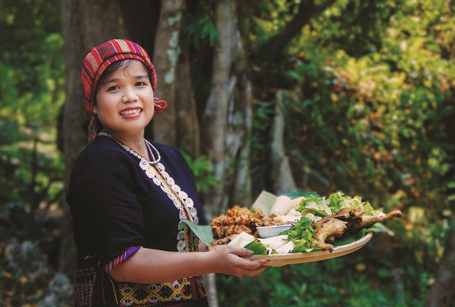 Phụ nữ Vân Kiều chế biến các món ăn dân dã mang hương vị núi rừng nhưng đảm bảo ngon, an toàn vệ sinh thực phẩm phục vụ du khách.